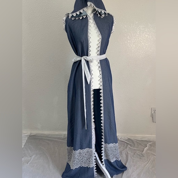 Open denim coat in blue with white lace and a hood - Picture 10 of 10